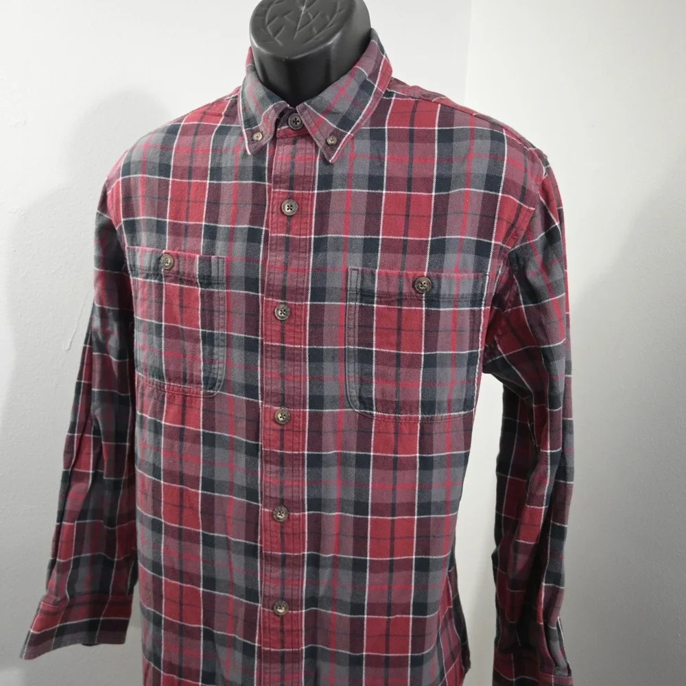 Duluth Trading Co Button Up Shirt Mens M Red Gray Plaid Flannel Long Sleeve